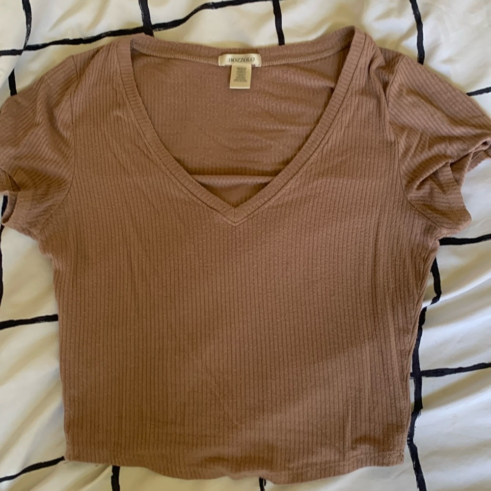Tan crop v-neck, top size, medium, in women’s